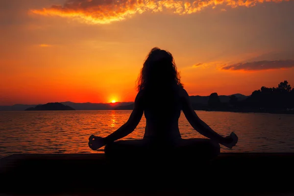 Woman silhouette meditation — Stock Photo, Image