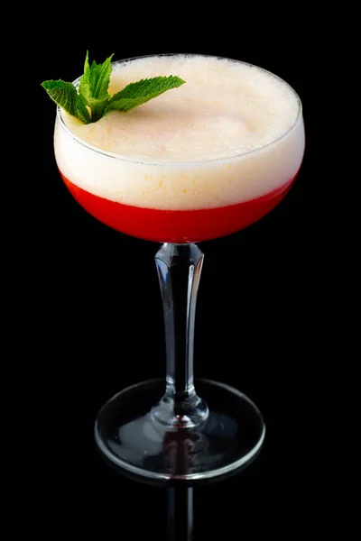 Cocktail d'alcool rouge à la menthe isolé sur fond noir — Photo