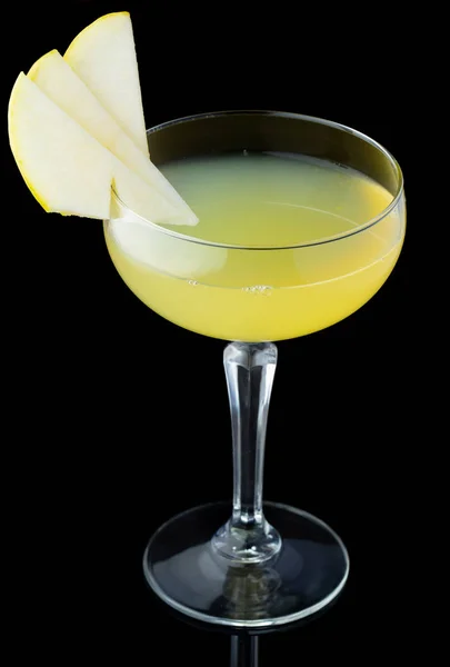 黄色酒精鸡尾酒与苹果片隔离在黑色背部 — 图库照片