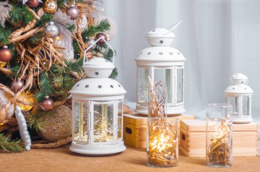 Tebrikler - ışıklar ve oyuncaklar ile Noel ağacı ile bir kartpostal için Noel dekorasyon