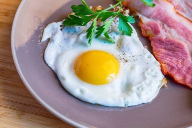 pastırma ve yeşillik bir tabak kızarmış yumurta