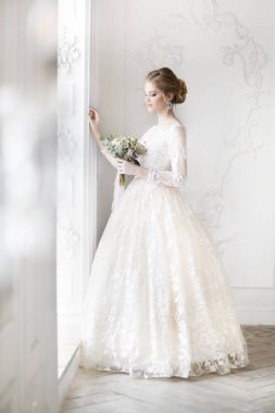 Buket düğün elbise poz ile genç güzel sarışın kadın 