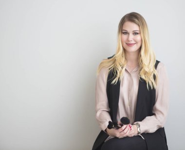 Mutlu sarışın erkek portresi sanatçı olun 