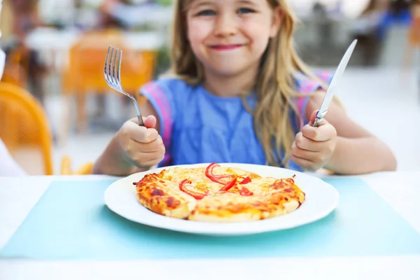 Ung Flicka Äter Pizza Utomhus Närbild — Stockfoto