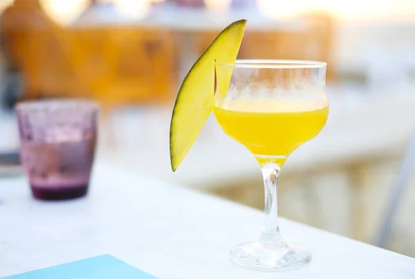 Glass Mango Cocktail Bar Counter Outdoors — Stock Photo, Image