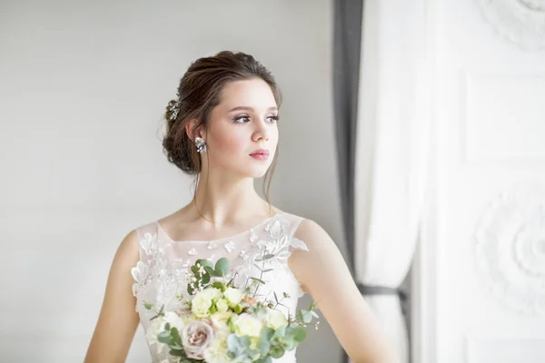 Jonge Mooie Brunette Vrouw Met Boeket Poseren Een Trouwjurk — Stockfoto