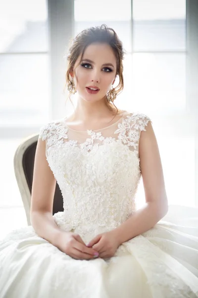 Giovane Bella Donna Bruna Posa Abito Sposa — Foto Stock