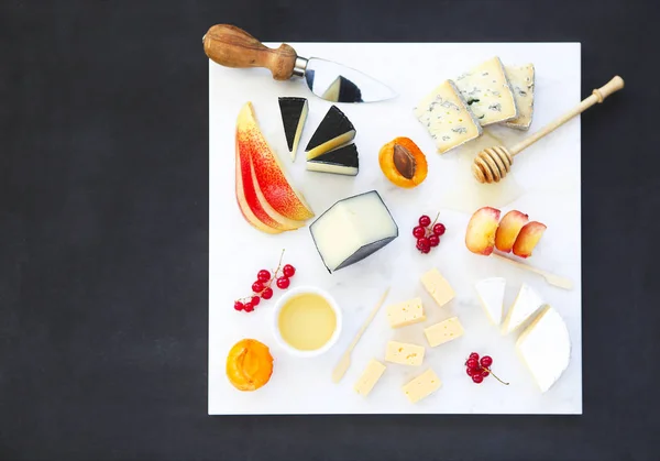 Käse Honig Und Früchte Teller Antipasti Snack Auf Marmorplatte — Stockfoto