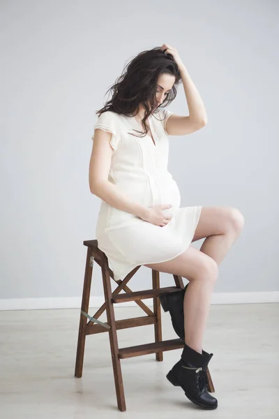 Porträtt Den Unga Leende Gravid Kvinnan Inomhus — Stockfoto