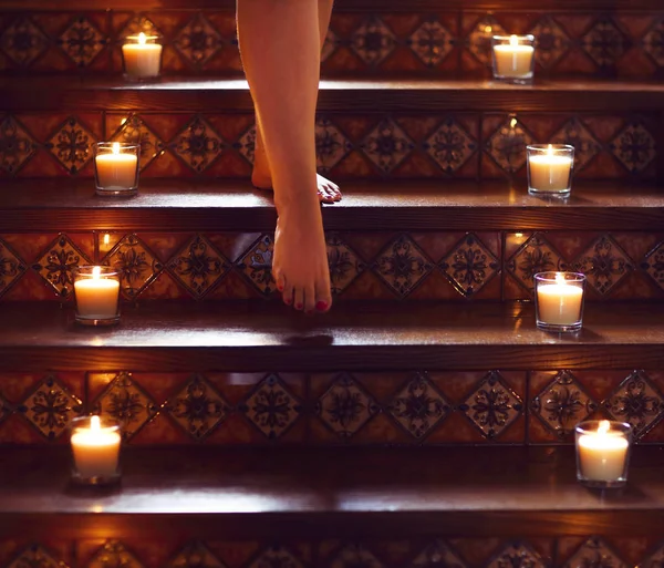 楼梯上的女人 在玻璃上燃烧小蜡烛 浪漫的复古风格装饰 选择性的焦点 背景模糊 — 图库照片