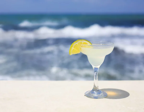 Cocktail Glazen Zee Achtergrond Margarita — Stockfoto