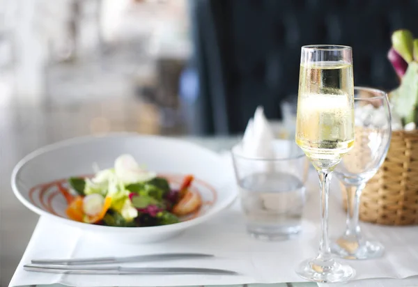 Diner Met Zee Voedsel Salade Champagne Glas — Stockfoto