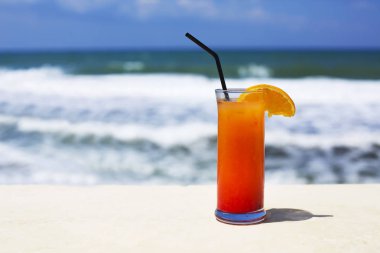 Kokteyl cam deniz arka plan üzerinde. Tekila sunrise