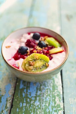 Granola yoğurt ve meyve fincan