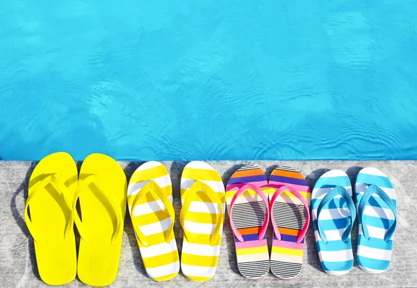 Chanclas Sobre Fondo Piedra Junto Piscina Concepto Vacaciones Familiares Verano — Foto de Stock