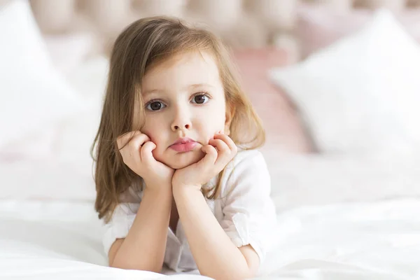 Ritratto Della Bambina Carina Sfondo Bianco — Foto Stock