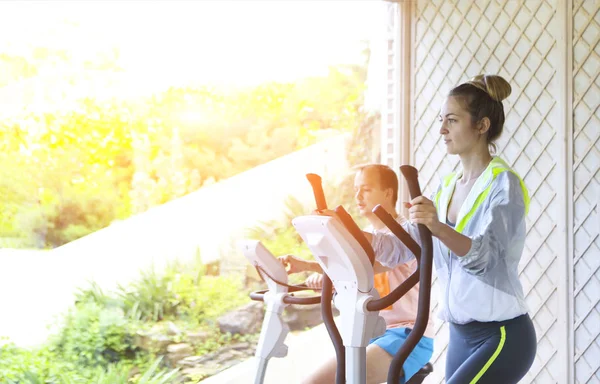 在跑步机上运动中心健康夫妇培训 — 图库照片
