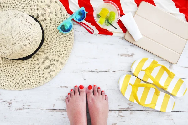 Accessori Spiaggia Fondo Bianco Legno Concetto Vacanze Estive — Foto Stock