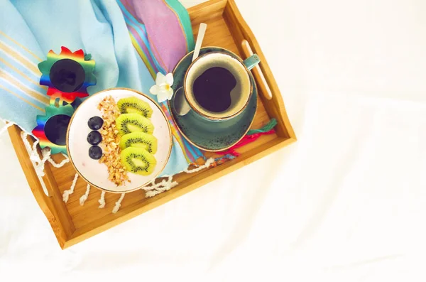 グラノーラとヨーグルト 白い背景の上のフルーツのカップ — ストック写真