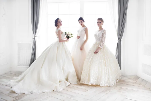 Tre Giovani Donne Con Mazzi Fiori Che Indossano Abiti Sposa — Foto Stock