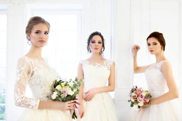 Tre Giovani Donne Con Mazzi Fiori Che Indossano Abiti Sposa — Foto Stock