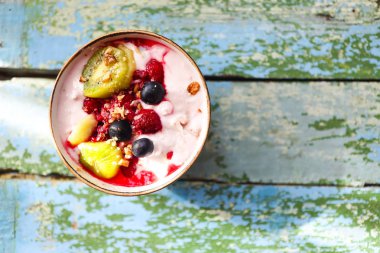 Granola yoğurt ve meyve fincan