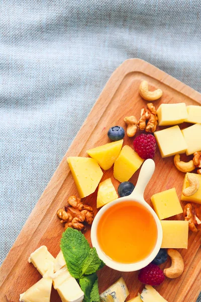 Käse Honig Beeren Und Nüsse Auf Holzbrett Nahaufnahme — Stockfoto