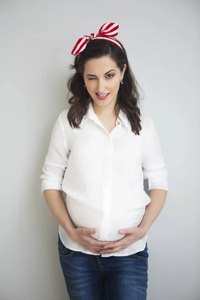 屋内で若いおかしい妊娠女性の肖像画 — ストック写真