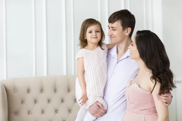快乐怀孕的妇女与她的丈夫和小女儿 — 图库照片