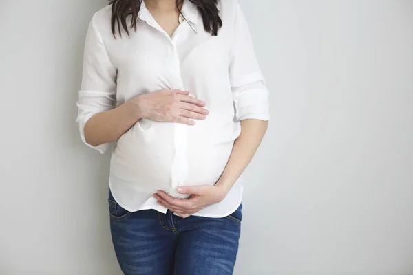 Zwangere Vrouw Hand Hand Haar Buik Binnenshuis Dichtbij — Stockfoto