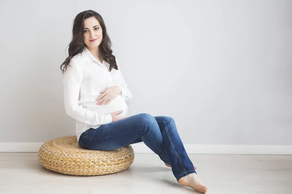 Retrato Joven Embarazada Sonriente Interior —  Fotos de Stock