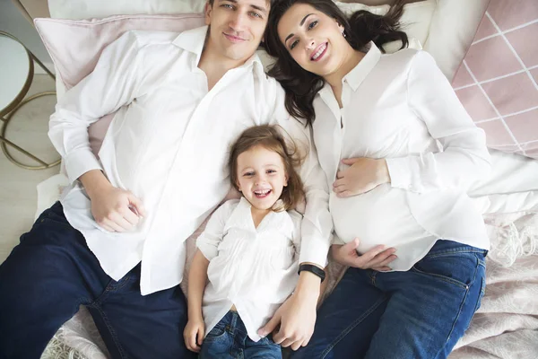 Mulher Grávida Feliz Com Seu Marido Filha Pequena — Fotografia de Stock