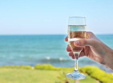 Sahilde elinde şampanya