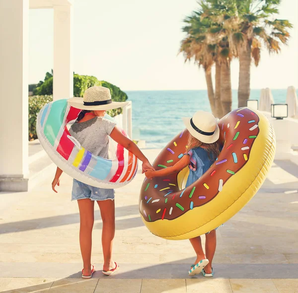 Två Små Flickor Med Uppblåsbara Leksaker Stranden Sommarsemester Och Resor — Stockfoto