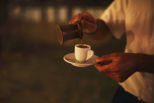 Человек Делает Традиционный Арабский Кофе — стоковое фото