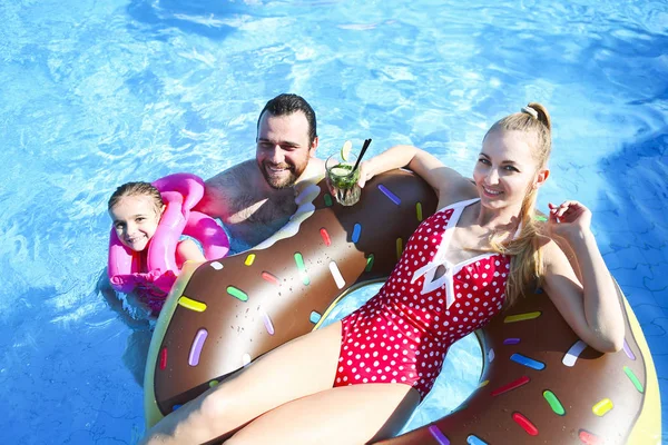 快乐的家庭在游泳池里玩得开心 — 图库照片