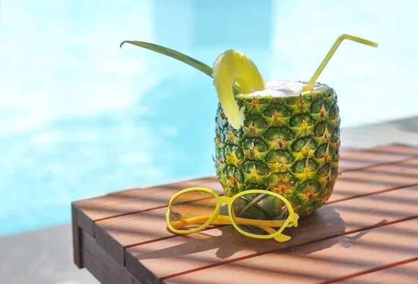 Exotische Ananas Cocktail Bij Zwembad Pina Colada — Stockfoto