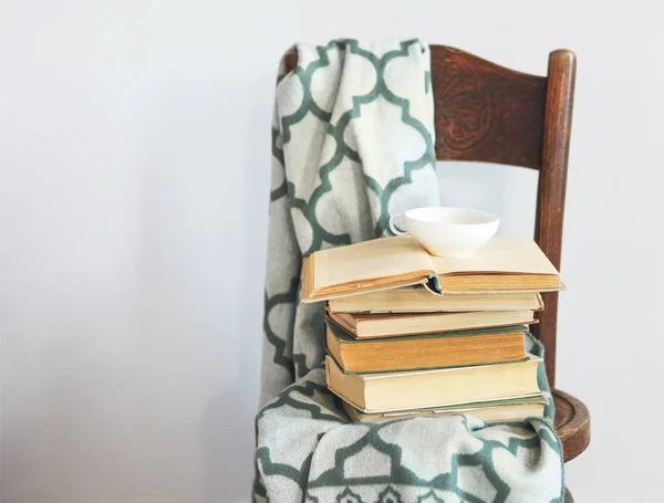 Cup Pile Books Grey Backgroond — Stock Photo, Image