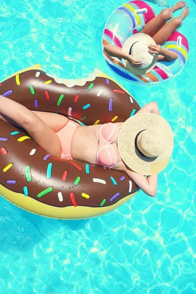 Dos Personas Mamá Niño Relajarse Donut Las Vacaciones Verano Piscina —  Fotos de Stock