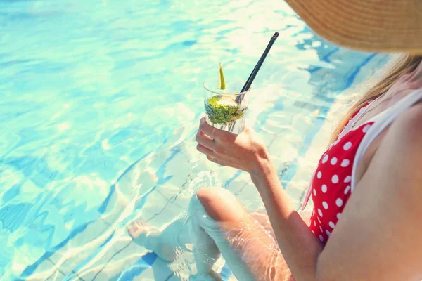 Mujer Joven Con Vaso Limonada Cerca Piscina —  Fotos de Stock