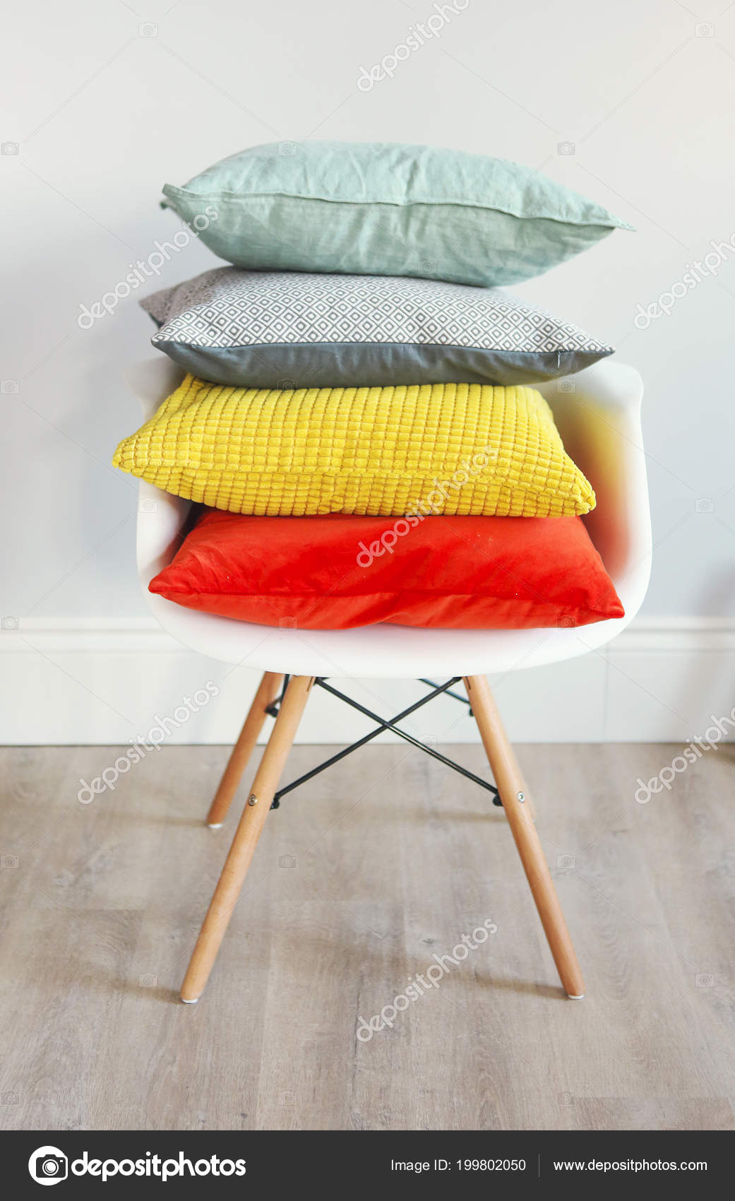 Stoel Een Interieur Met Kussens Trendy Kleuren Concept Van Gezellige ... Stoel Een Interieur Met Kussens Trendy Kleuren Concept Van Gezellige ...