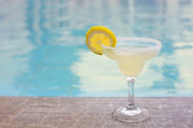Kokteyl cam açık havuz kenarı. Margarita