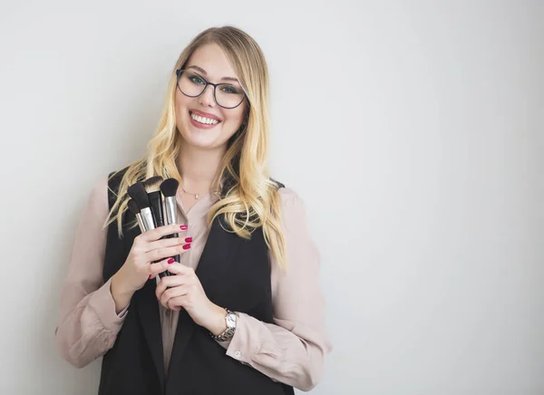 Portrét Šťastné Blond Žena Tvoří Umělec Holdaing Štětce Dlaních — Stock fotografie