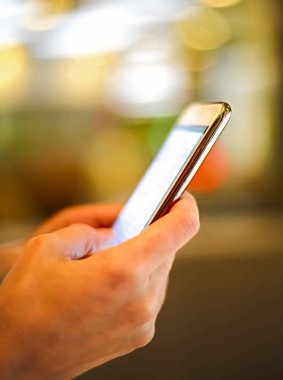 Geceleri sokak smartphone kullanarak eller görüntüsünü kapatmak