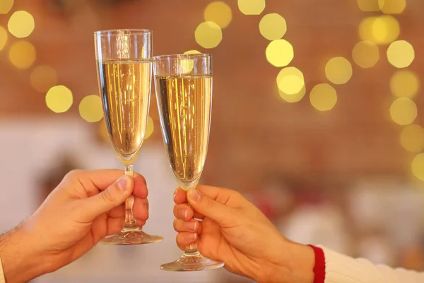 Due Bicchieri Champagne Sfondo Luci Sfocate Concetto Celebrazione — Foto Stock