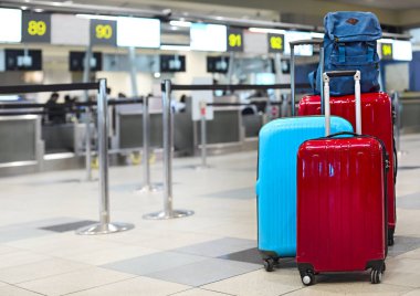 Seyahat etmek Bagaj havaalanında check-in üzerinde terminal yığını