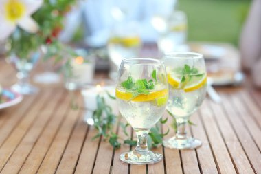 İki kadeh tabloda yaz günü ev yapımı limonata