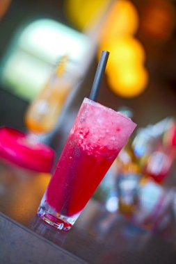 Gece kulübündeki bar tezgahında kokteyl bardağı.