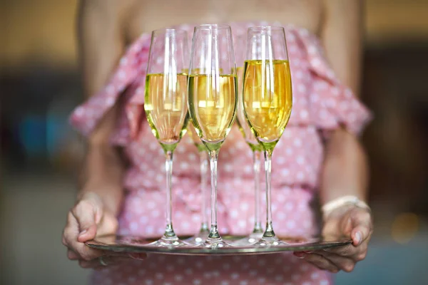 Jonge Vrouw Met Champagneglazen Lade — Stockfoto