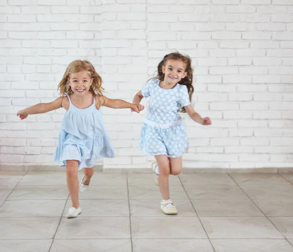 Duas Meninas Pequenas Brincando Correndo Dentro Casa Juntas — Fotografia de Stock